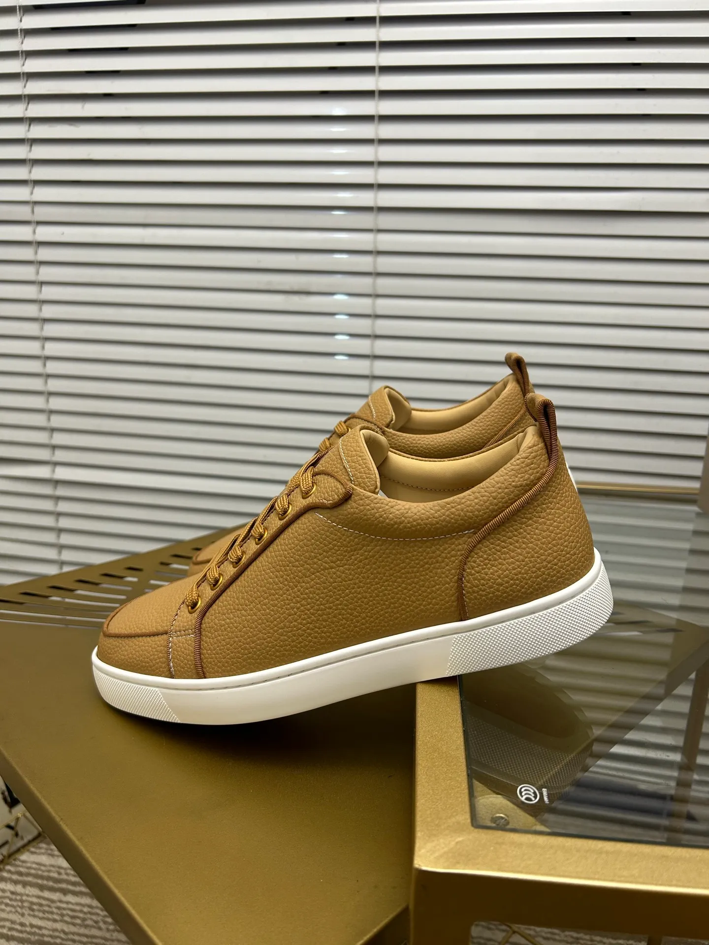 (Customized model) Ex-factory price is 480. christian louboutin (CL red sole shoes) counter series, casual sneakers for couples 📢 📢 📢 Exclusive hot style release 🎈🎈💪 Movable latex feet 👻 Finished outsole line [Proud] 😝Female 35-40# Male 38#-46, global supply😝 [Top version]: Original imported genuine leather upper, top original leather lining, original molded TPU outsole, original 1:1 detail processing, original shoe last,